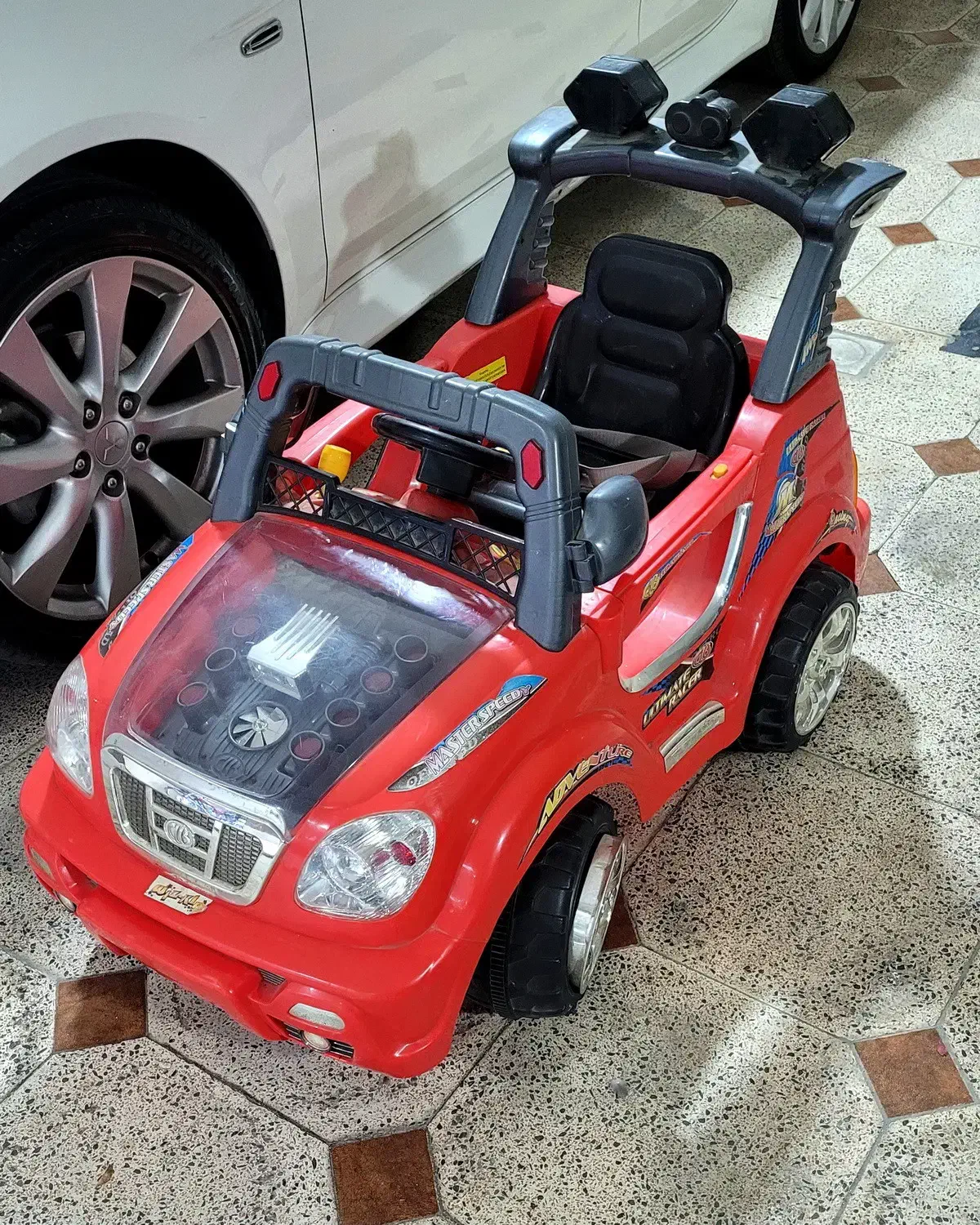 ماشین شارژی دو موتوره کم کارکرد|اسباببازی بچه|همدان, |دیوار