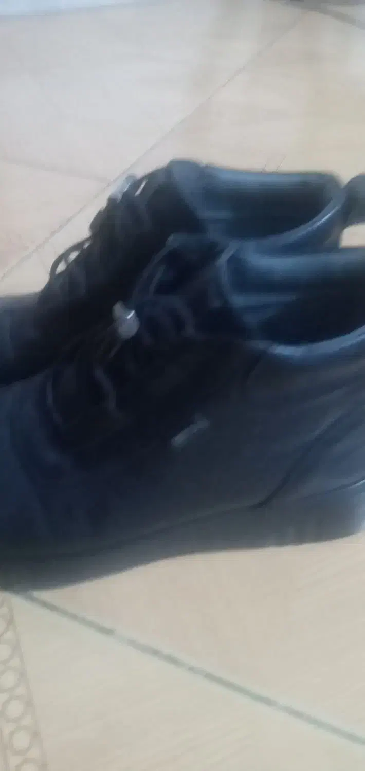 یک جفت چکمه فقت یبار پوشیده شده|کیف، کفش، کمربند|اراک, |دیوار