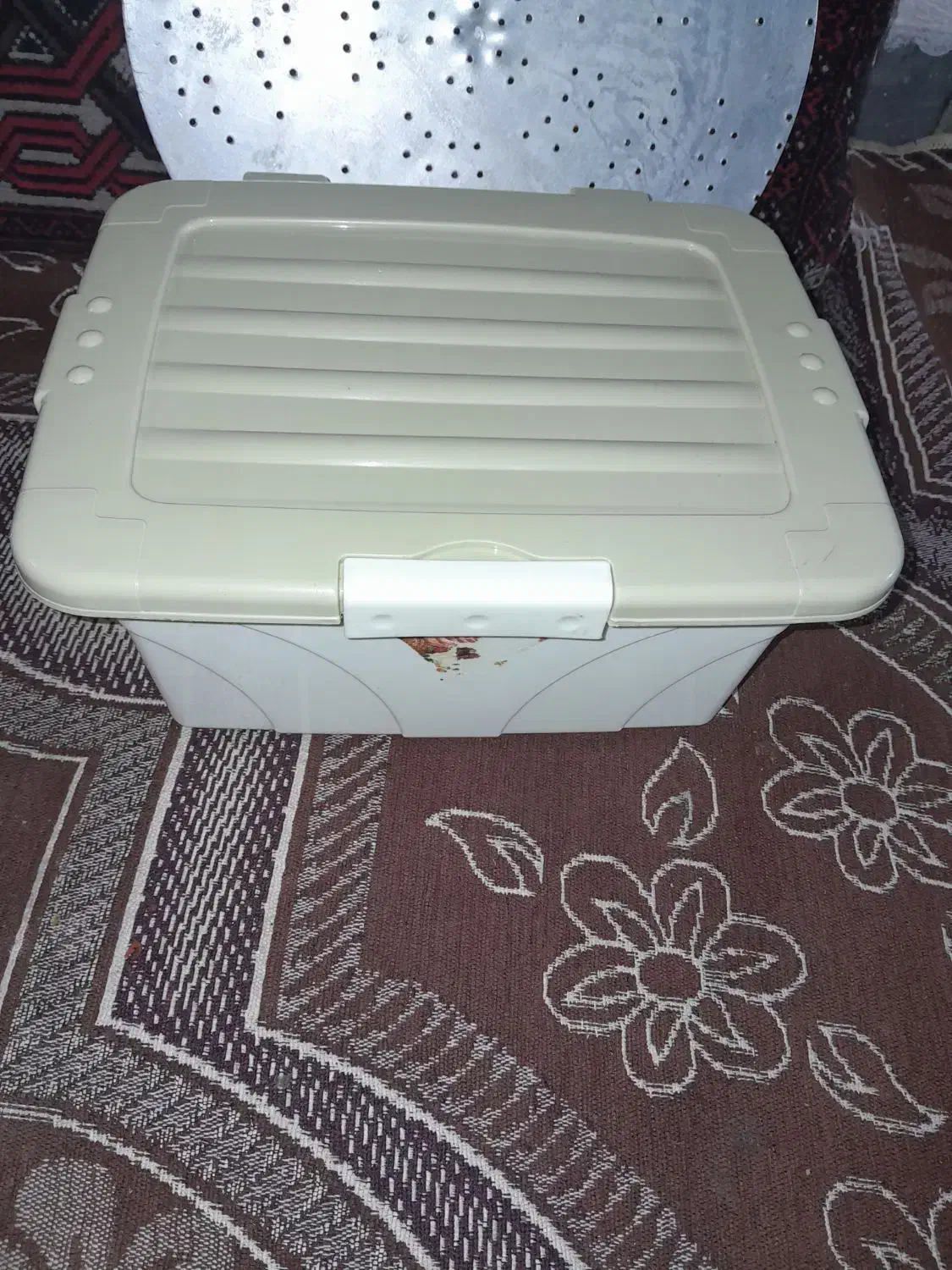 تعدادی ظروف پلاستیکی وسرو|ظروف سرو و پذیرایی|شیراز, کوشک میدان|دیوار