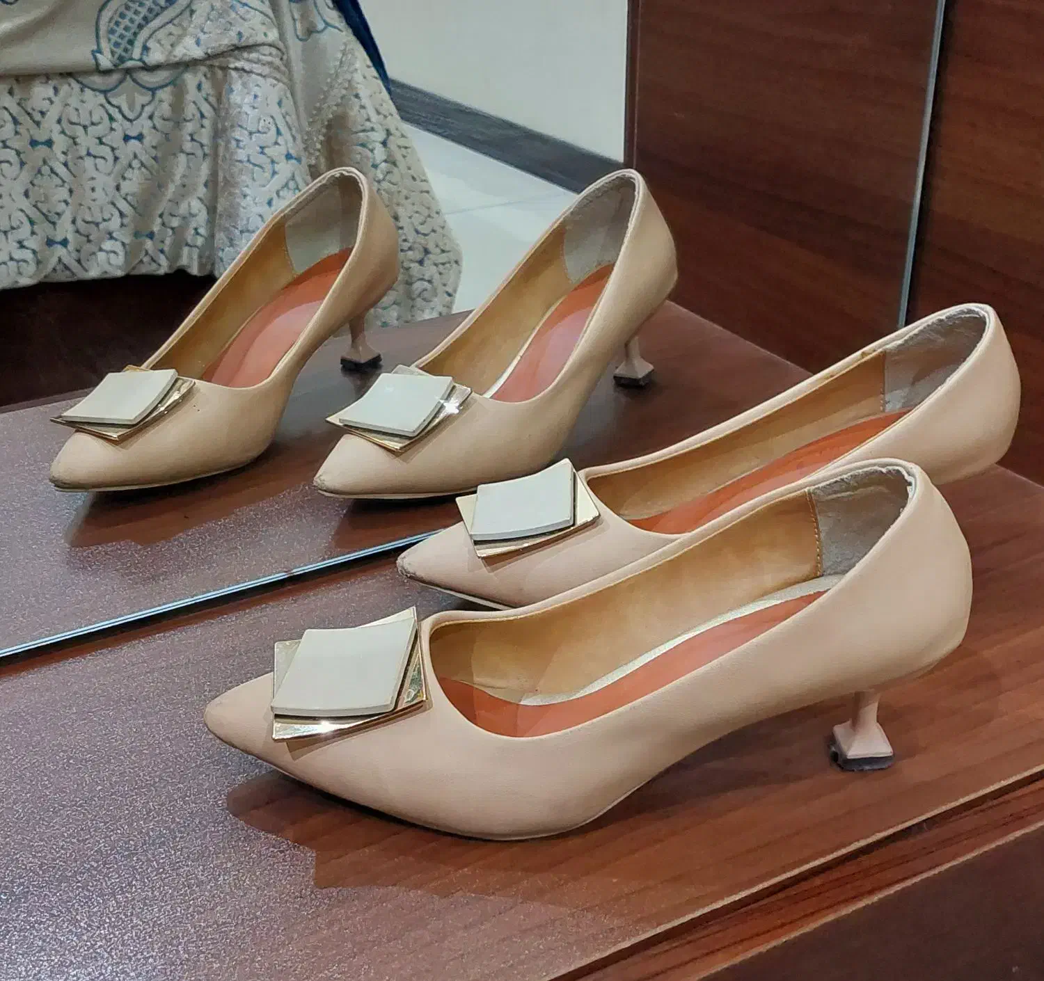 تعدادی کفش مجلسی ، نیم بوت ، صندل ، اسپرت|کیف، کفش، کمربند|شیراز, بعثت|دیوار