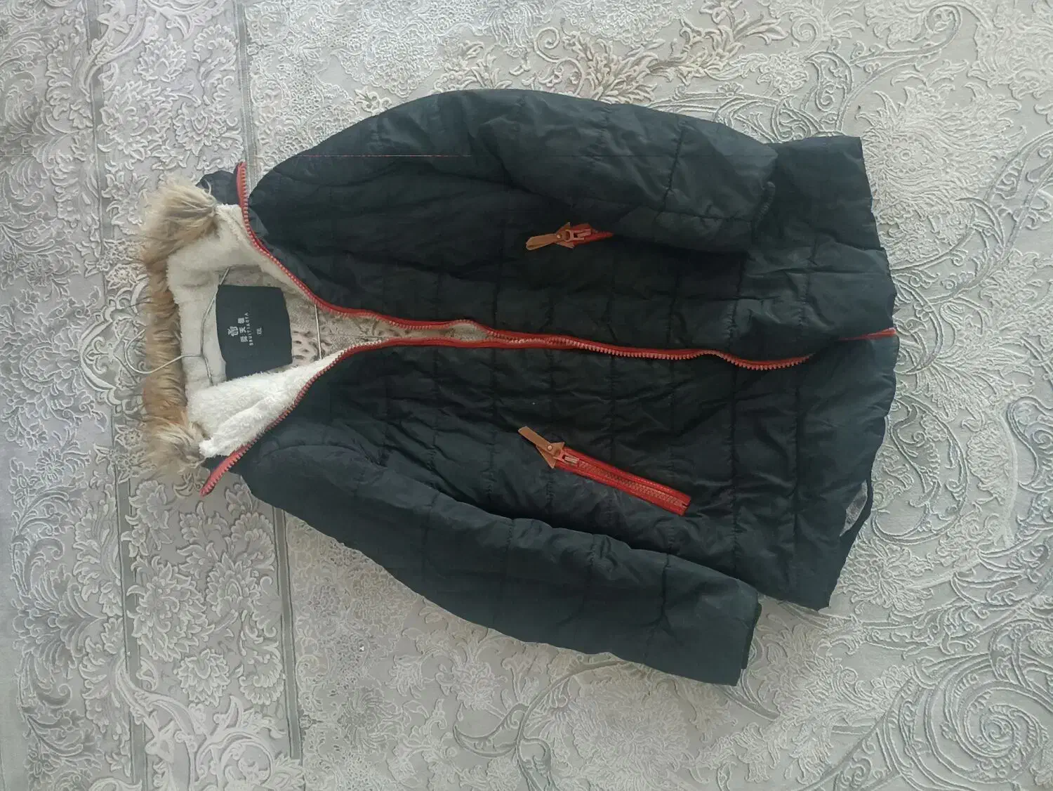 تعدادی کاپشن و.مانتو|لباس|نی‌ریز, |دیوار