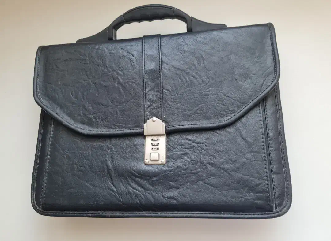 کیف و کوله پشتی خارجی|کیف، کفش، کمربند|شیراز, ریشمک|دیوار