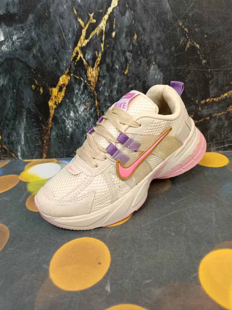 ۰۰۰۰()کتونی دخترانه V2K|کیف، کفش، کمربند|قم, زنبیل آباد|دیوار