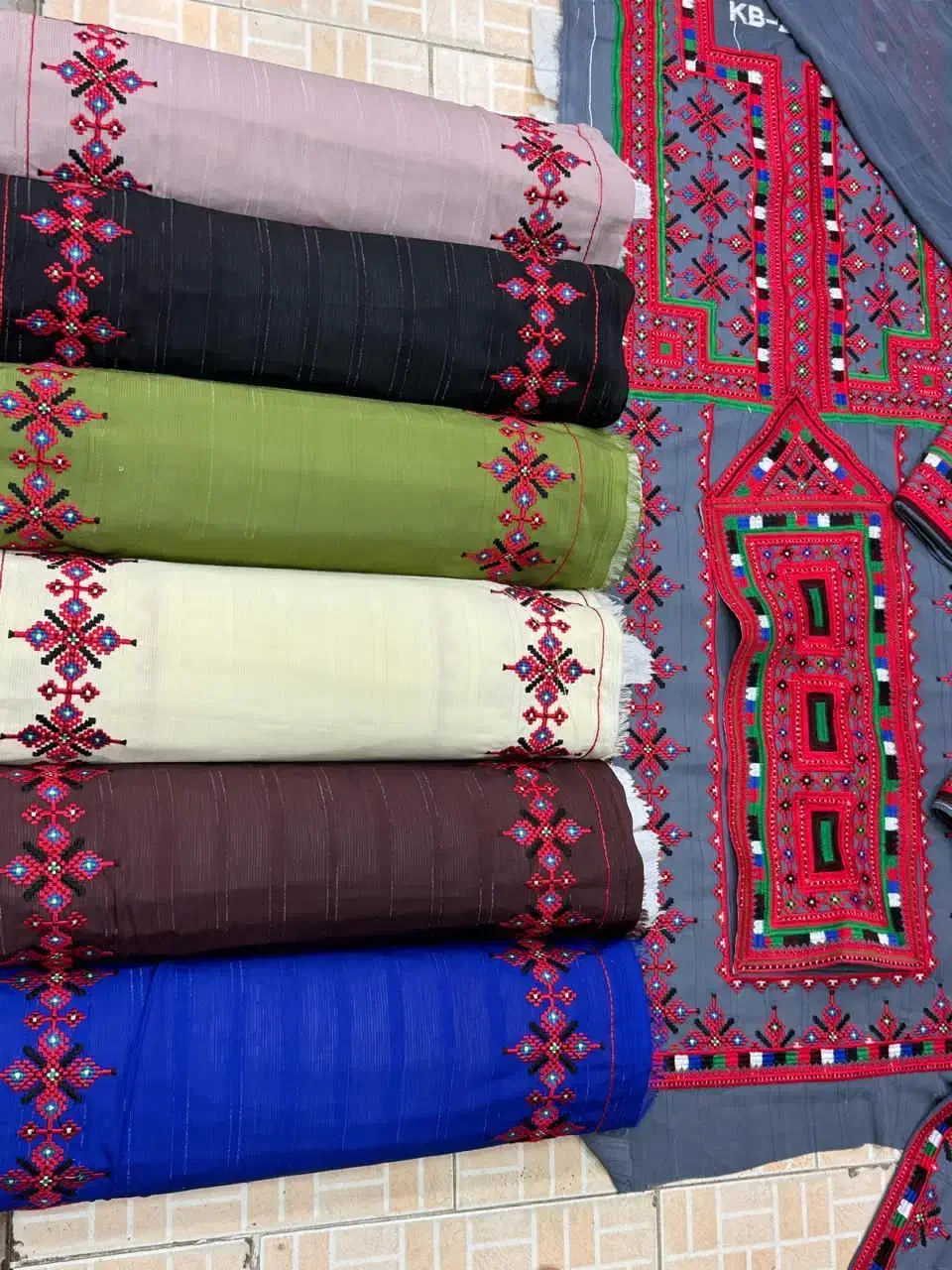 لباس بلوچی و چادر|لباس|چابهار, |دیوار