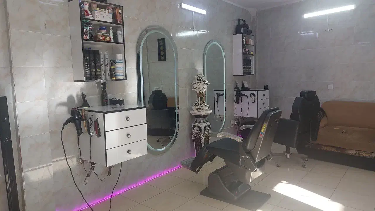 صندلی و آیینه آرایشگری|آرایشگاه و سالنهای زیبایی|پاکدشت, پاکدشت (مامازند)|دیوار