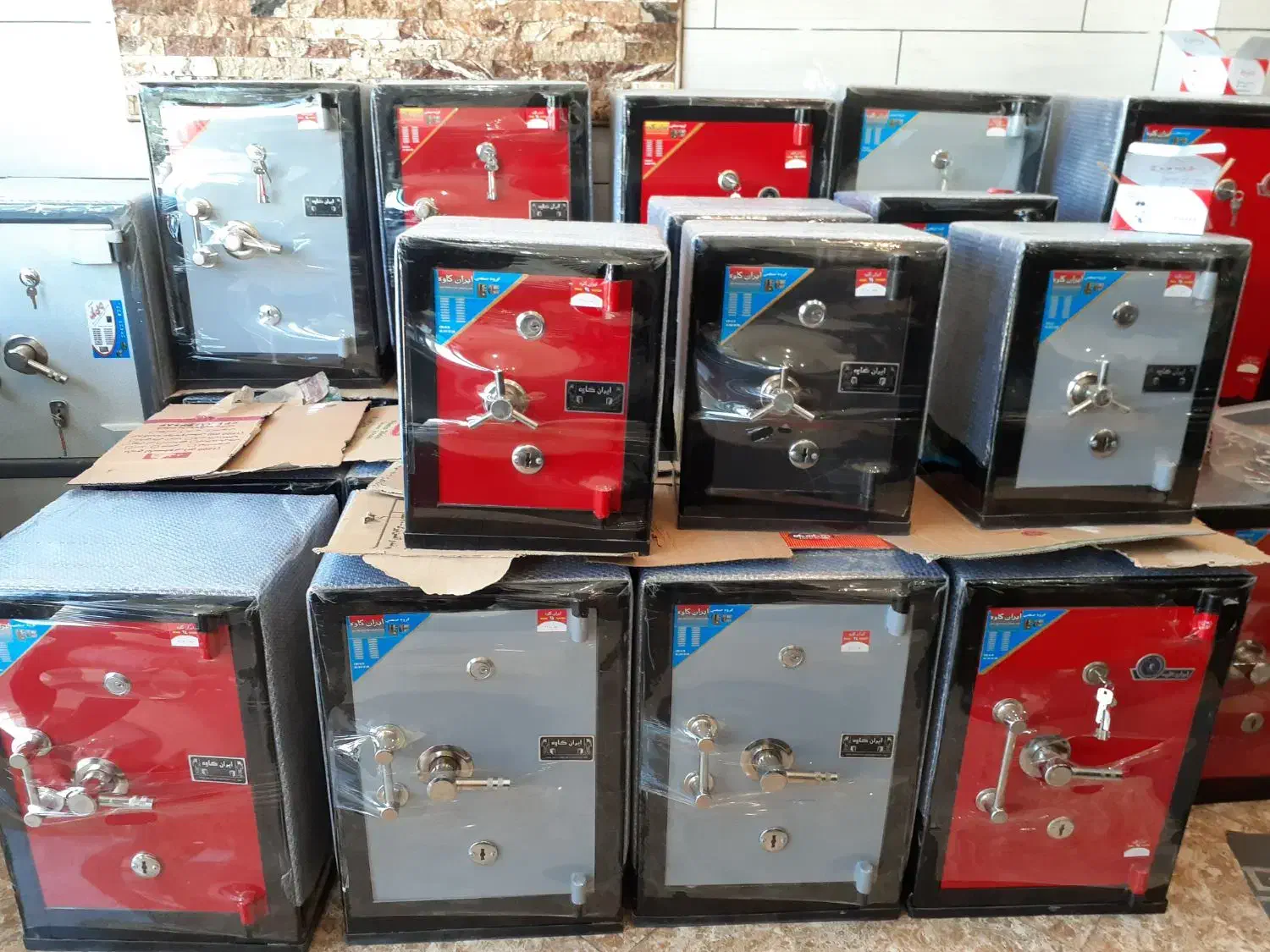 فروشگاه صندوق نسوز|ابزارآلات|لاهیجان, شیشه گران|دیوار