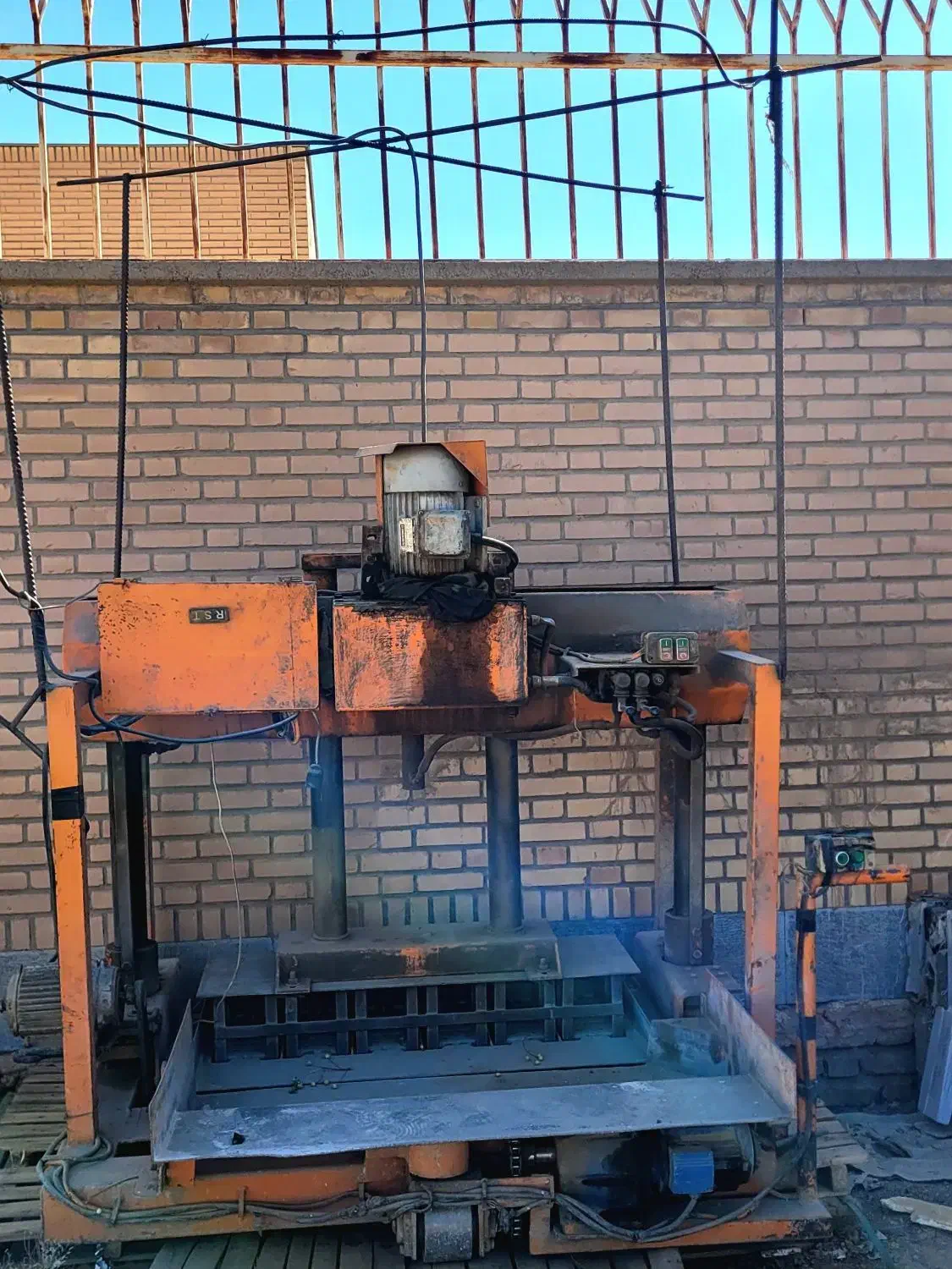 دستگاه بلوکه زنی نیمه اتوماتیک ۶ تایی|ماشین‌آلات صنعتی|فردوس (خراسان), |دیوار