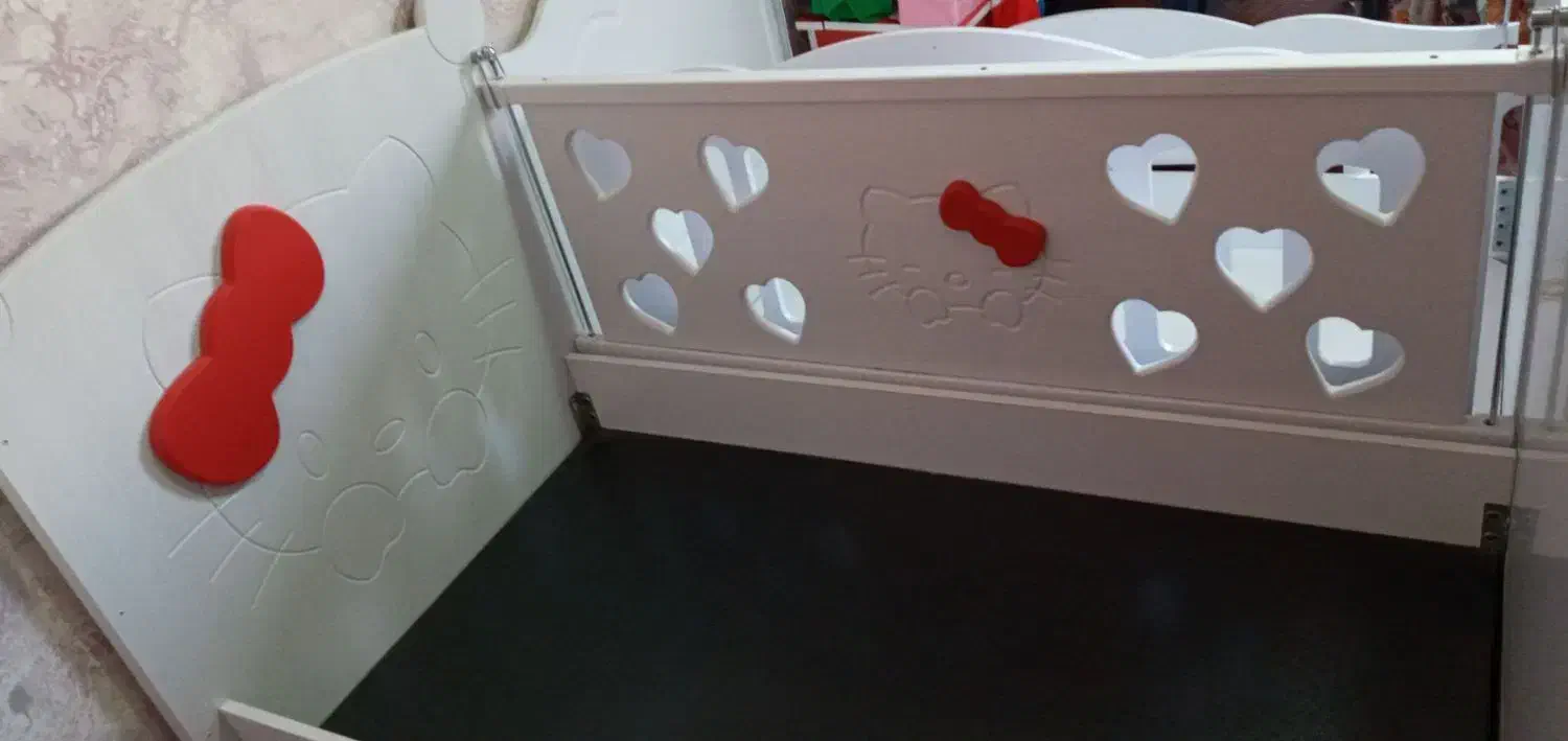 تخت کودک  کیتی  و کلبه ای وکیوم|تخت و صندلی بچه|هشتگرد, شهرک راه آهن|دیوار