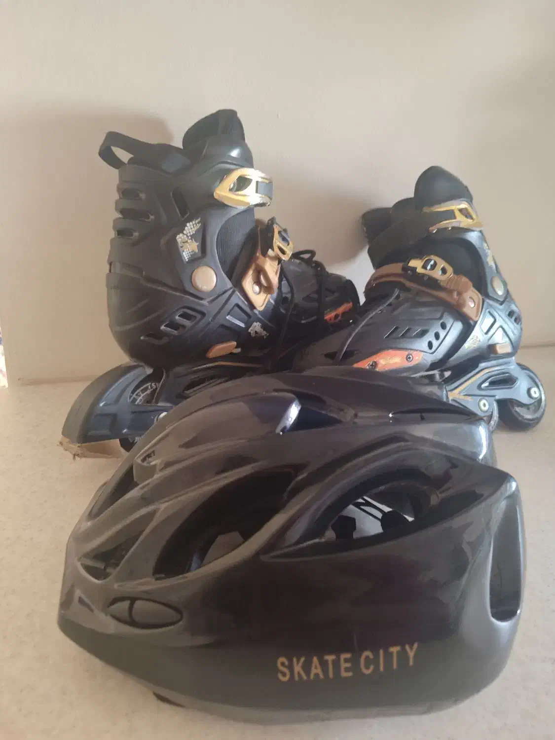 اسکیت مشکی طلایی|دوچرخه، اسکیت، اسکوتر|پردیس, فاز ۱۱|دیوار