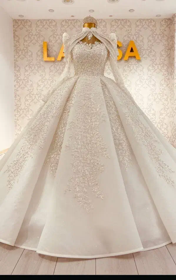 لباس عروس با تاج و شنل و گل رایگان|لباس|یزد, |دیوار