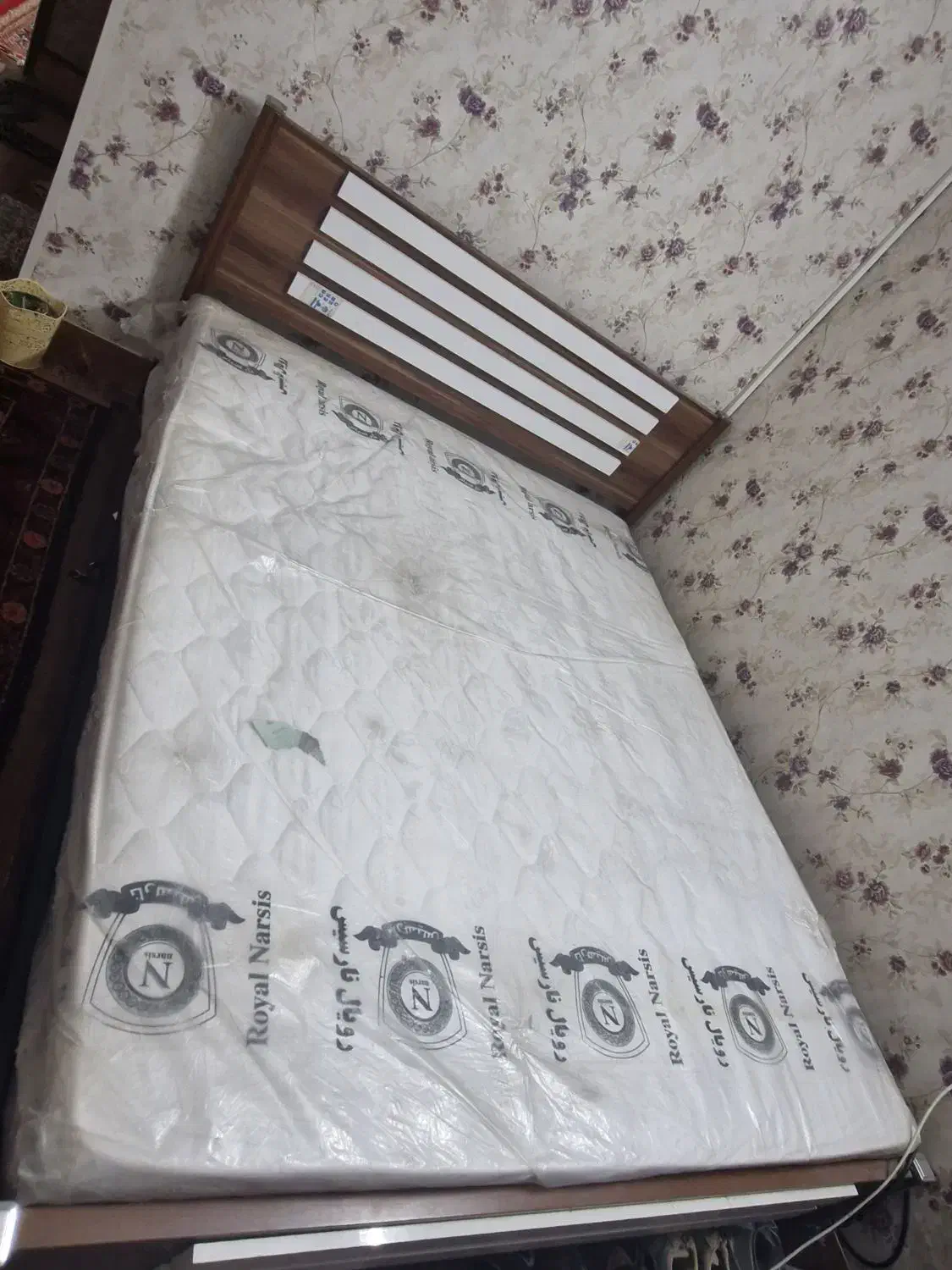 تخت دونفره سالم و تشک سالم|تخت و سرویس خواب|زاهدان, |دیوار