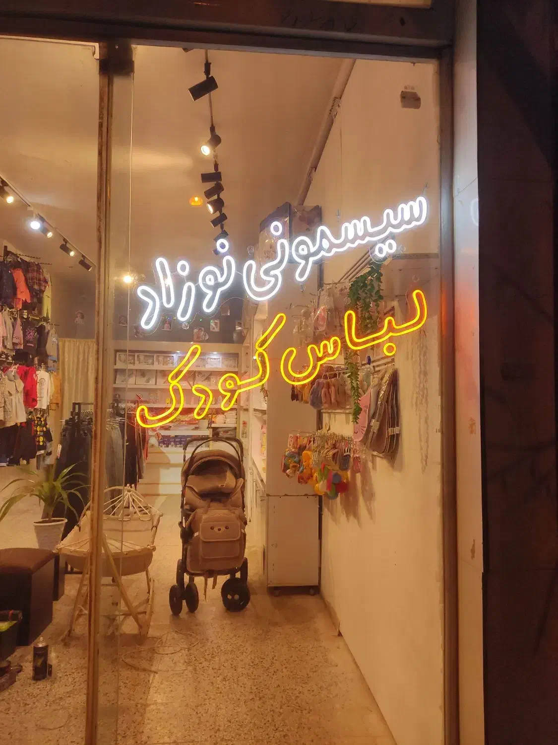 خدمات ساخت تابلو نئون وLED|فروشگاه و مغازه|سبزوار, قائم|دیوار