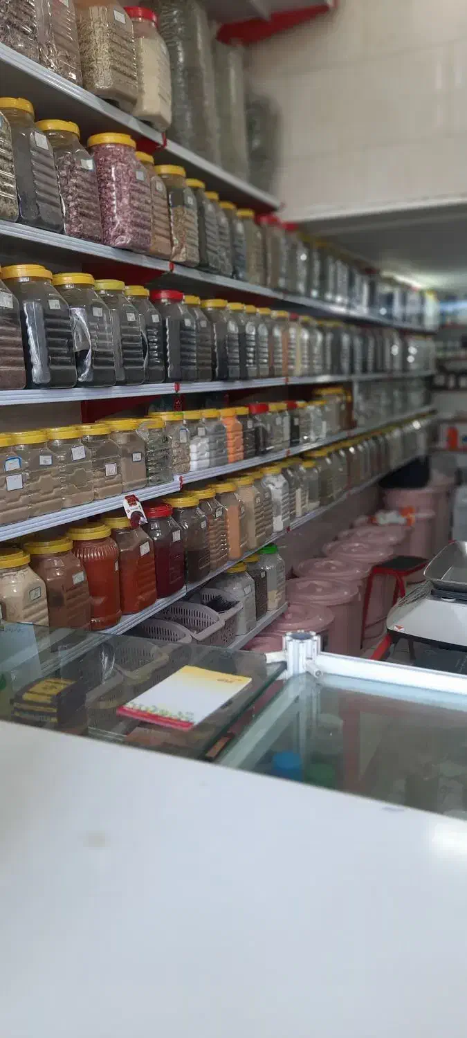واگذاری مغازه عطاری فعال.باتمامی اجناس|اجارهٔ مغازه و غرفه|شیراز, پودنک|دیوار
