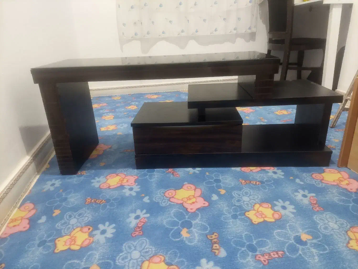 یک عدد میز تلویزیون درحدنو ویک تخته گلیم ۹۰× ۴|گلیم، جاجیم، گبه|رشت, عینک|دیوار