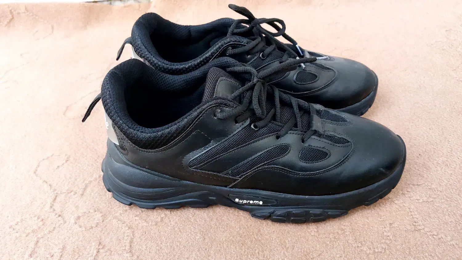 کفش|کیف، کفش، کمربند|قم, حکمت شمالی|دیوار