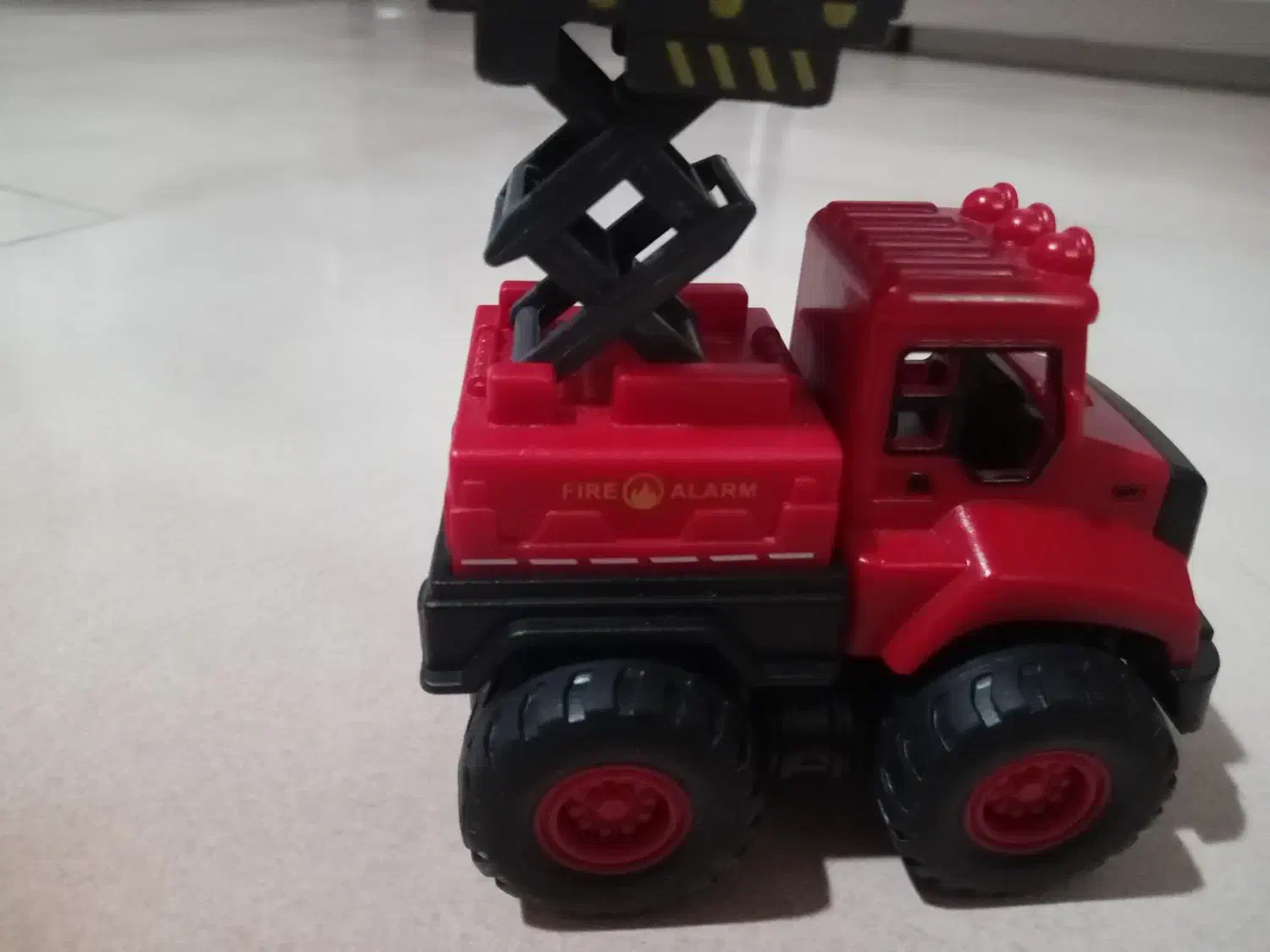 اسباب بازی|اسباب‌‌بازی|رباط‌کریم, رباط‌کریم|دیوار