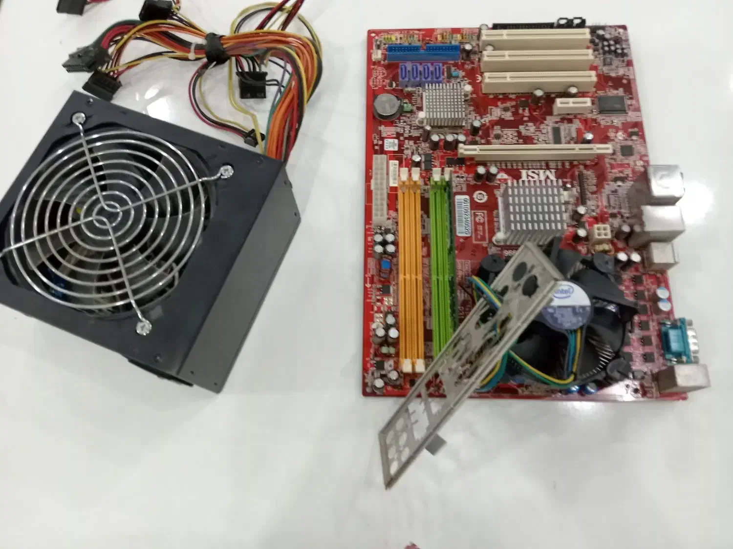 مادر برد دارای cpu و رم دو گیگابایتی با پاور و dvd|قطعات و لوازم جانبی رایانه|اهواز, ملاشیه|دیوار