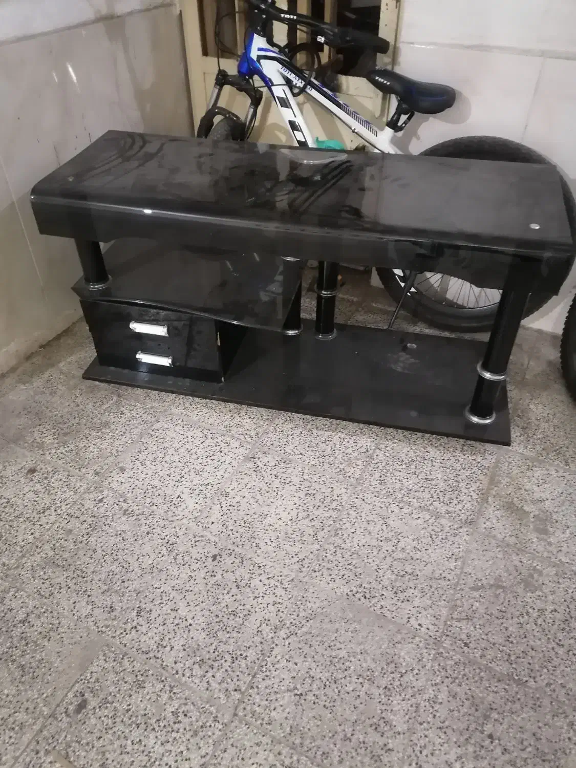 میز تلویزیون شیشهای شیک و سالم|میز تلویزیون|مشهد, کارمندان دوم|دیوار