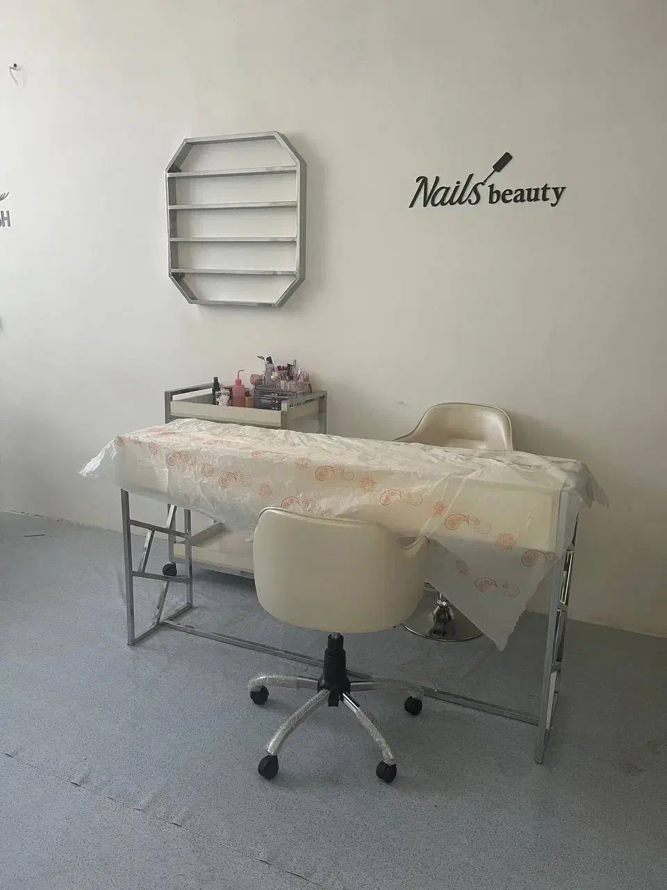 تجهیزات سالن آریشگاه خانوم|آرایشگاه و سالن‌های زیبایی|آزادشهر, |دیوار