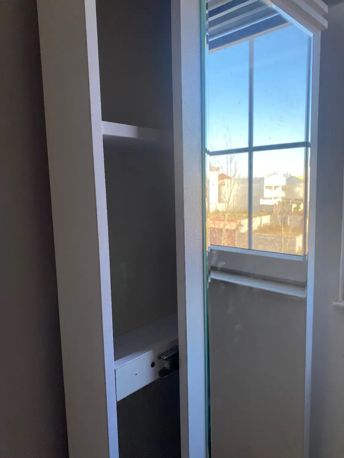 اینه قدی|آینه|لاهیجان, قیام|دیوار