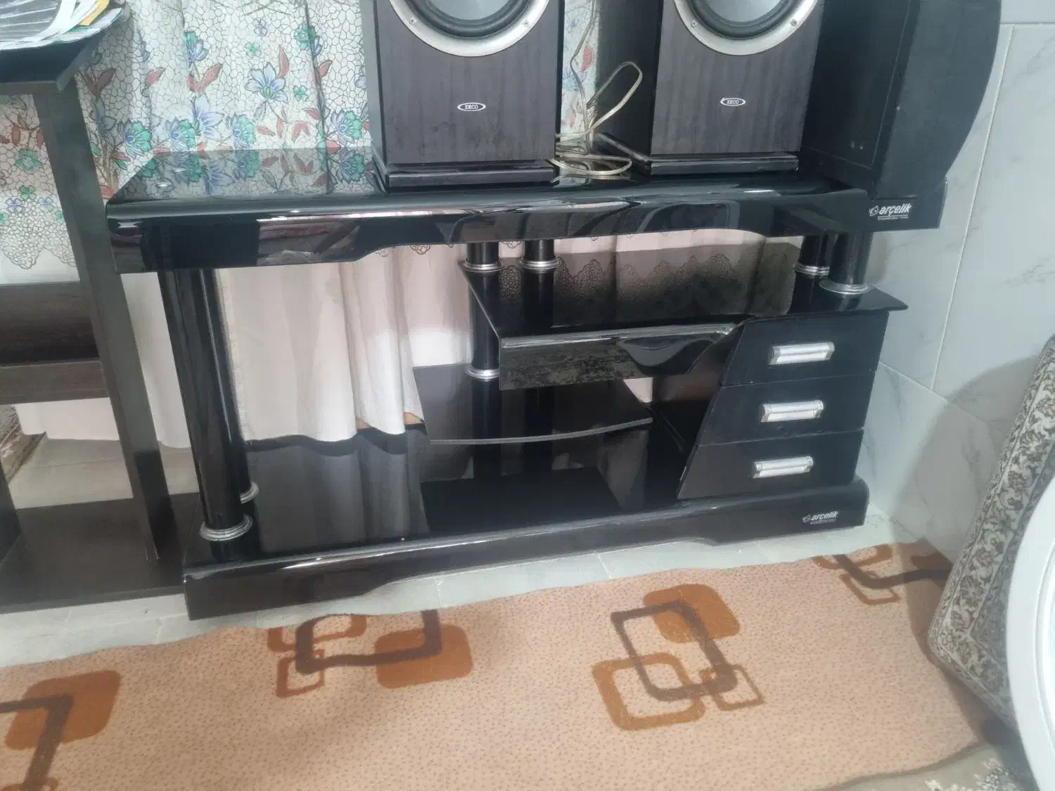 میز تلویزیون و تلویزیون سامسونگ ۴۰اینچ|تلویزیون و پروژکتور|قم, قلعه کامکار|دیوار