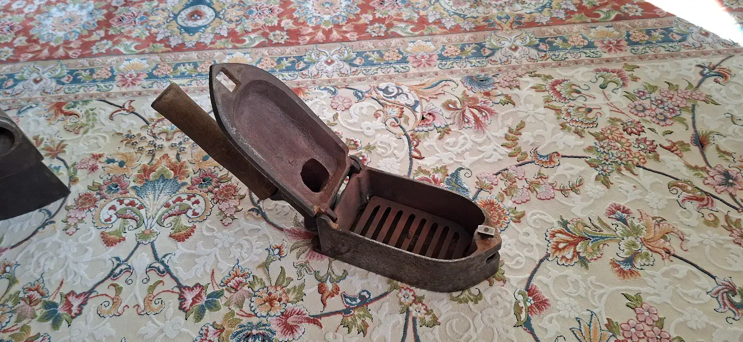 ۲ عدد اتو ذغالی عتیقه قدیمی آنتیک کلکسیونی بکر|کلکسیون اشیاء عتیقه|زنجان, |دیوار