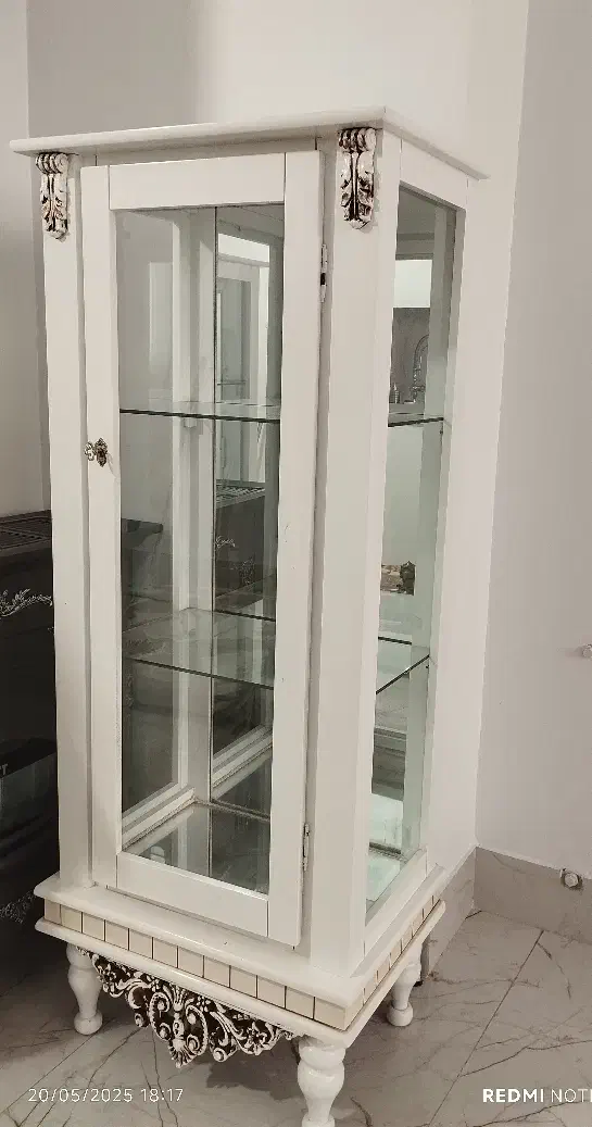 دو عدد بوفه|بوفه، ویترین، کنسول|میانه, |دیوار