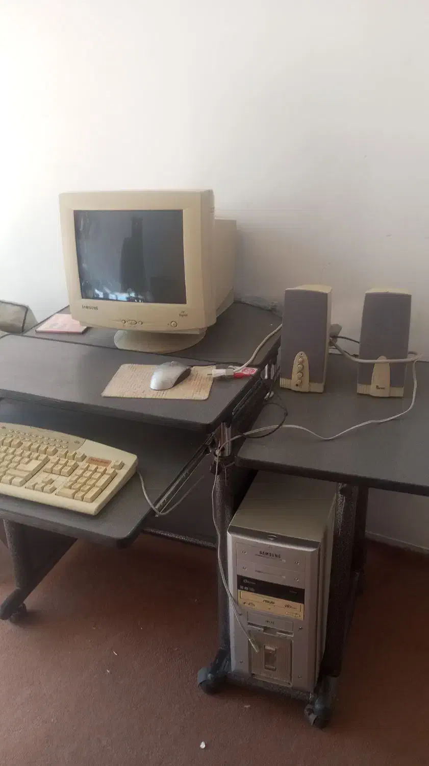 کامپیوتر به همراه میز|رایانه رومیزی|کرمان, |دیوار