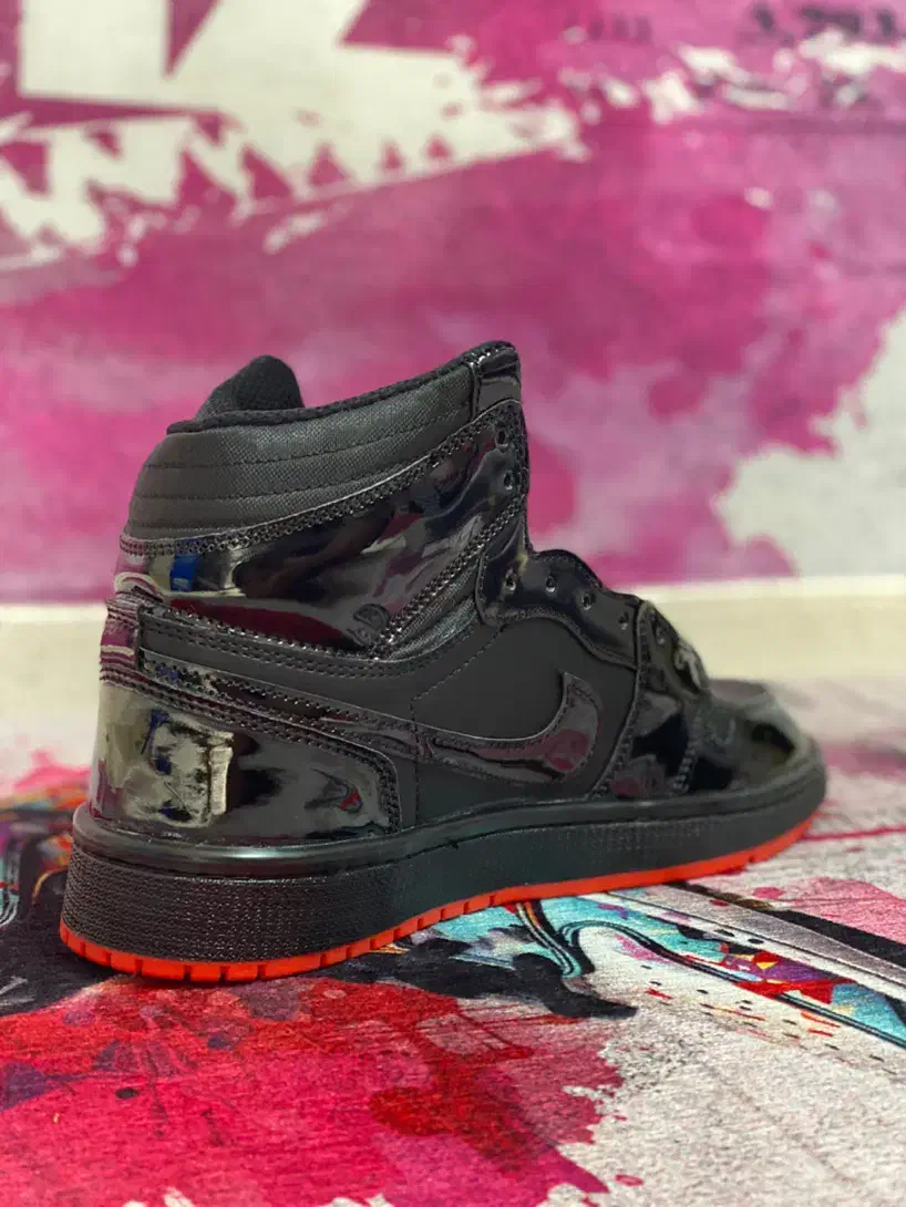 نایک ورنی|کیف، کفش، کمربند|هشتگرد, هشتگرد قدیم|دیوار