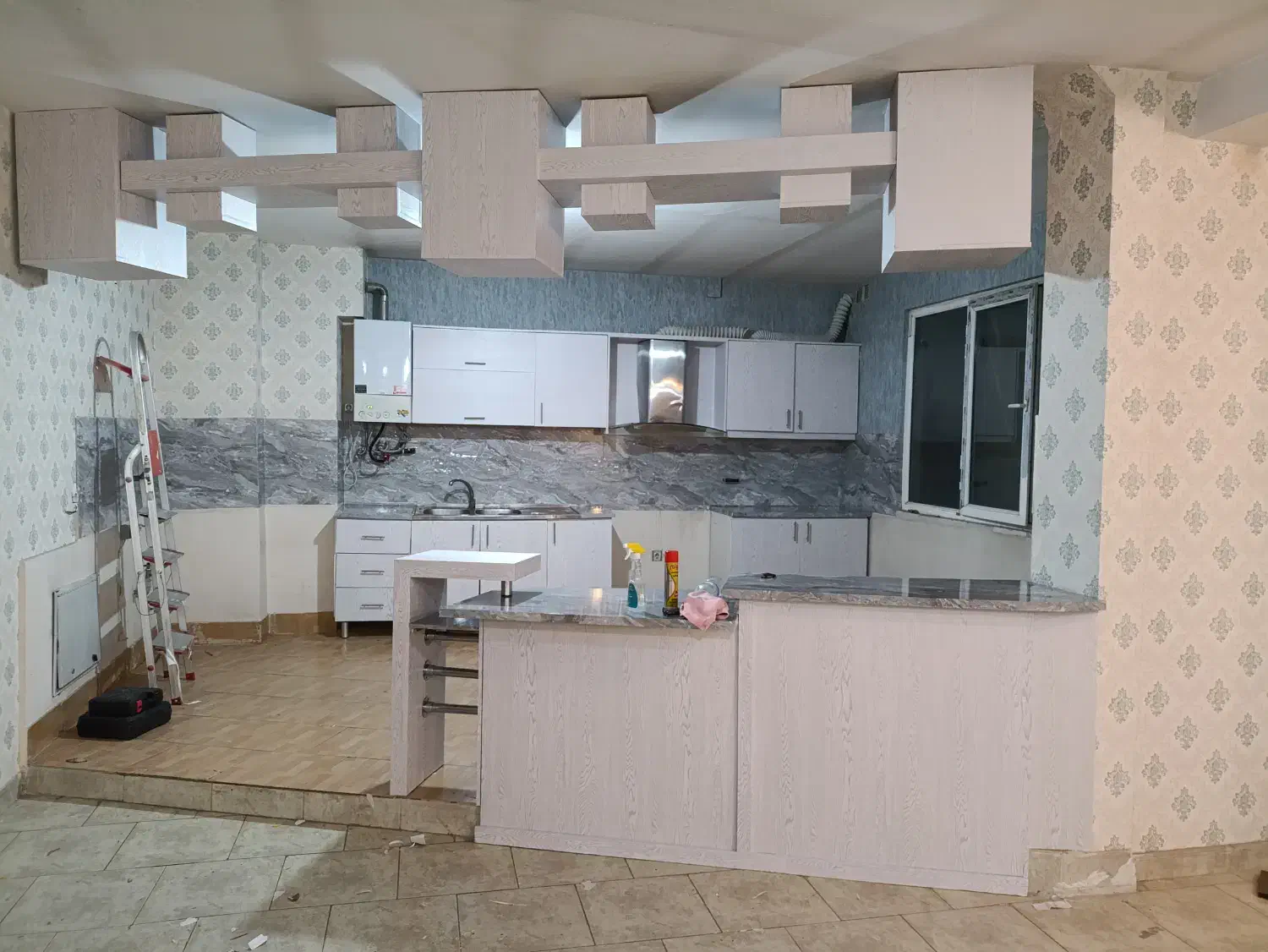 نصب و نصاب برچسب کابینت استیکر دودی دیوار و مات کن|خدمات پیشه و مهارت|مشهد, سرافرازان|دیوار