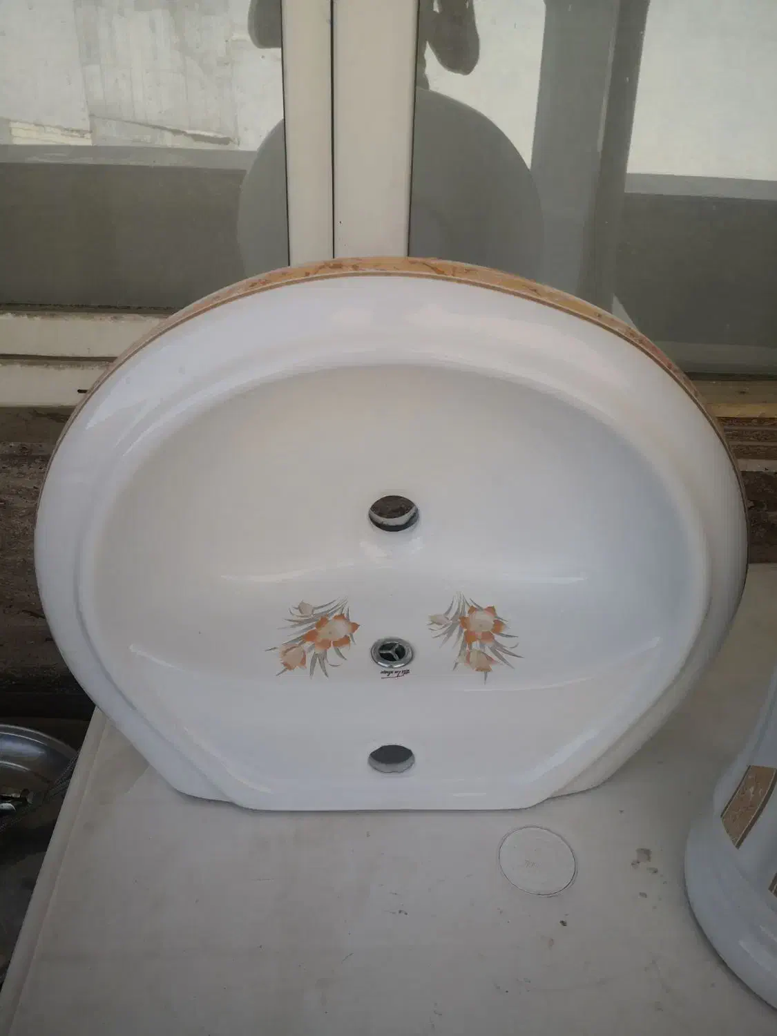 روشویی با پایه. نونو سالم وتمیر|لوازم سرویس بهداشتی|صدرا-فارس, فاز ۱|دیوار