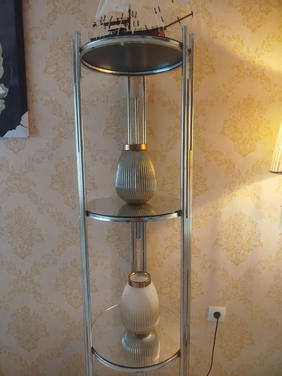 یک عدد استند چهار طبقه (گنجه)|بوفه، ویترین، کنسول|گلبهار, شهر جدید گلبهار|دیوار