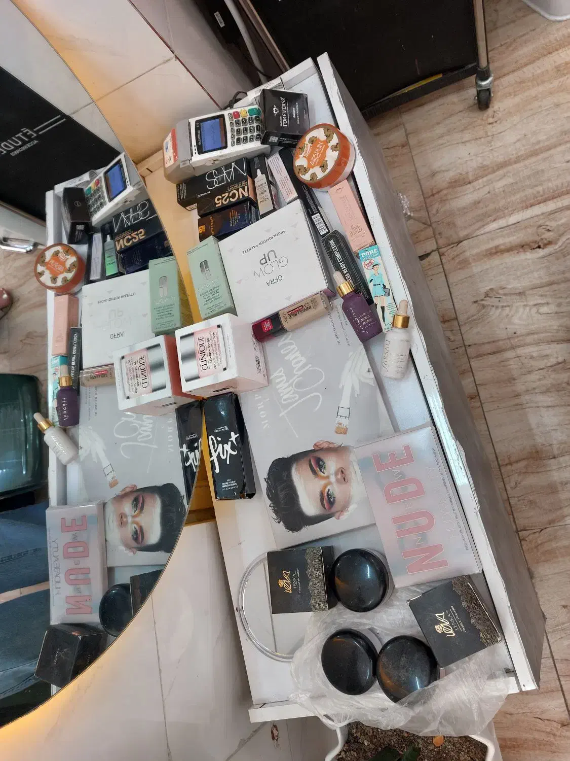 لوازم گریم و میکاپ وشینیون و ناخن کاملا نو|آرایشی، بهداشتی، درمانی|مشکیندشت, |دیوار