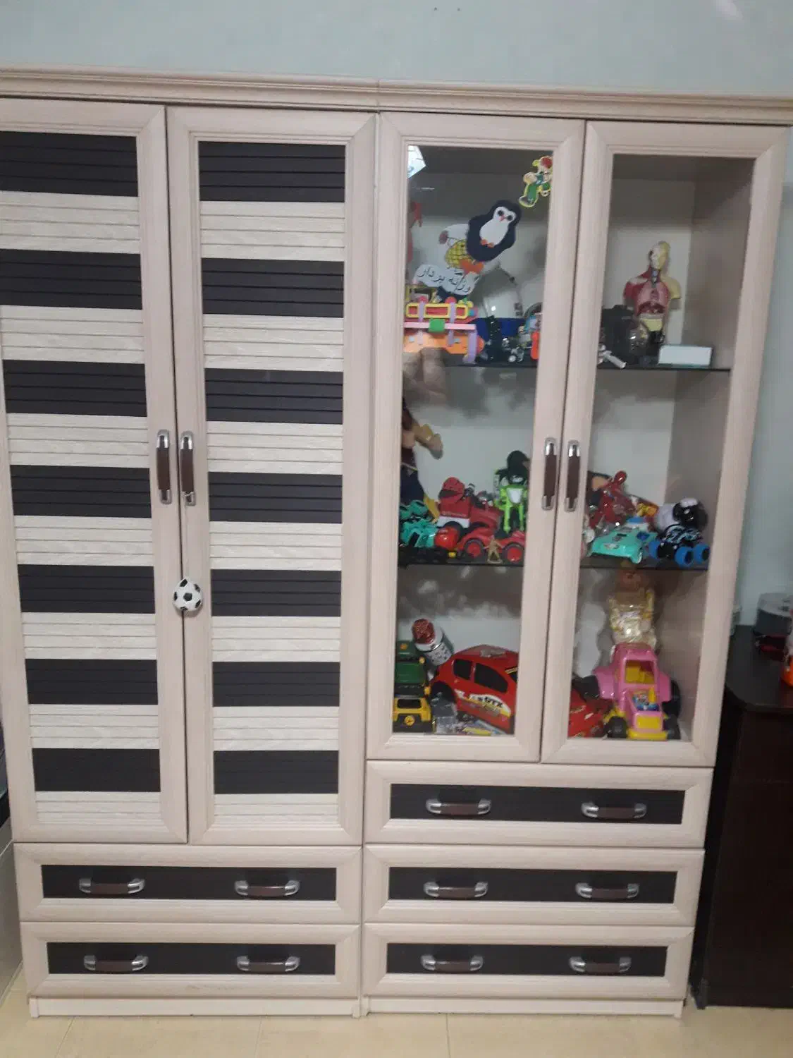 کمد ویترینی و لباس کودک|تخت و سرویس خواب|اندیشه, اندیشه فاز ۱|دیوار