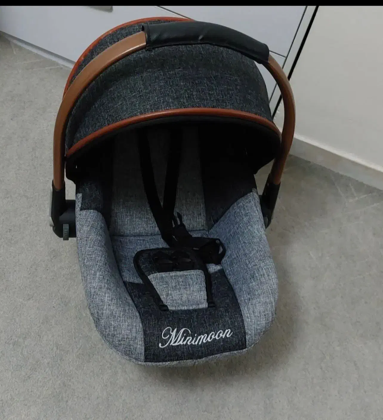 روروئک و کریر|کالسکه و لوازم جانبی|رودسر, |دیوار