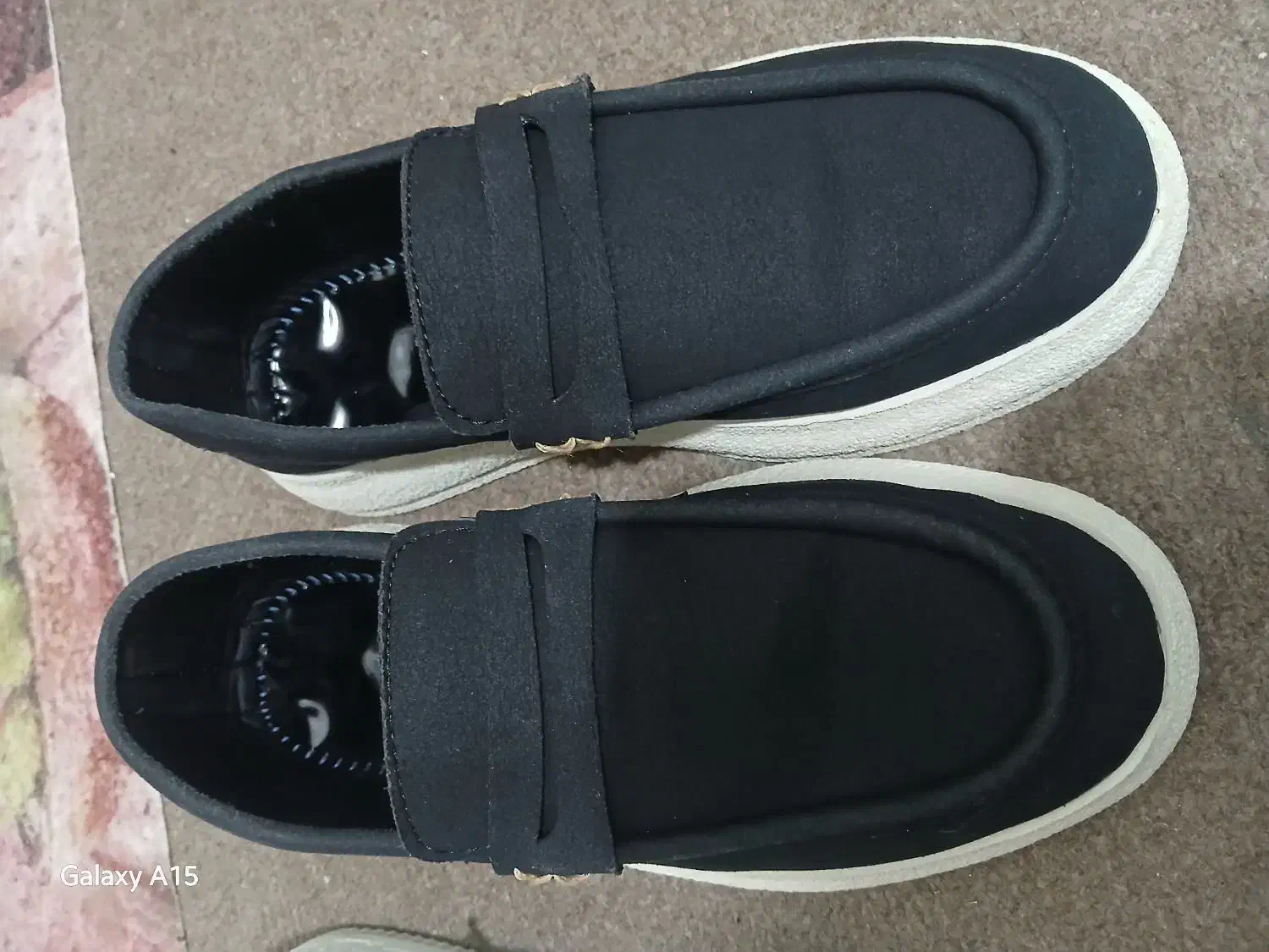 سه جفت کفش باهم|کیف، کفش، کمربند|اصفهان, باغ دریاچه|دیوار