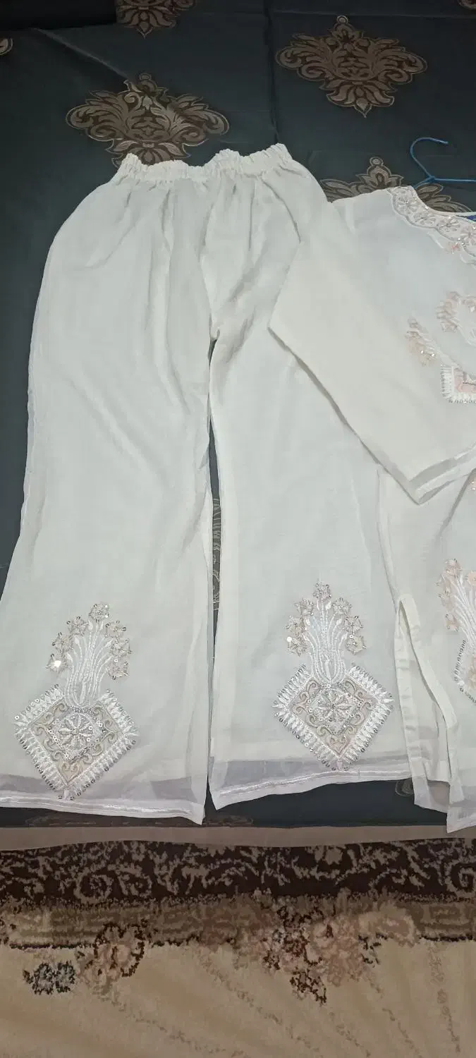 لباس|لباس|کرج, کلاک نو|دیوار