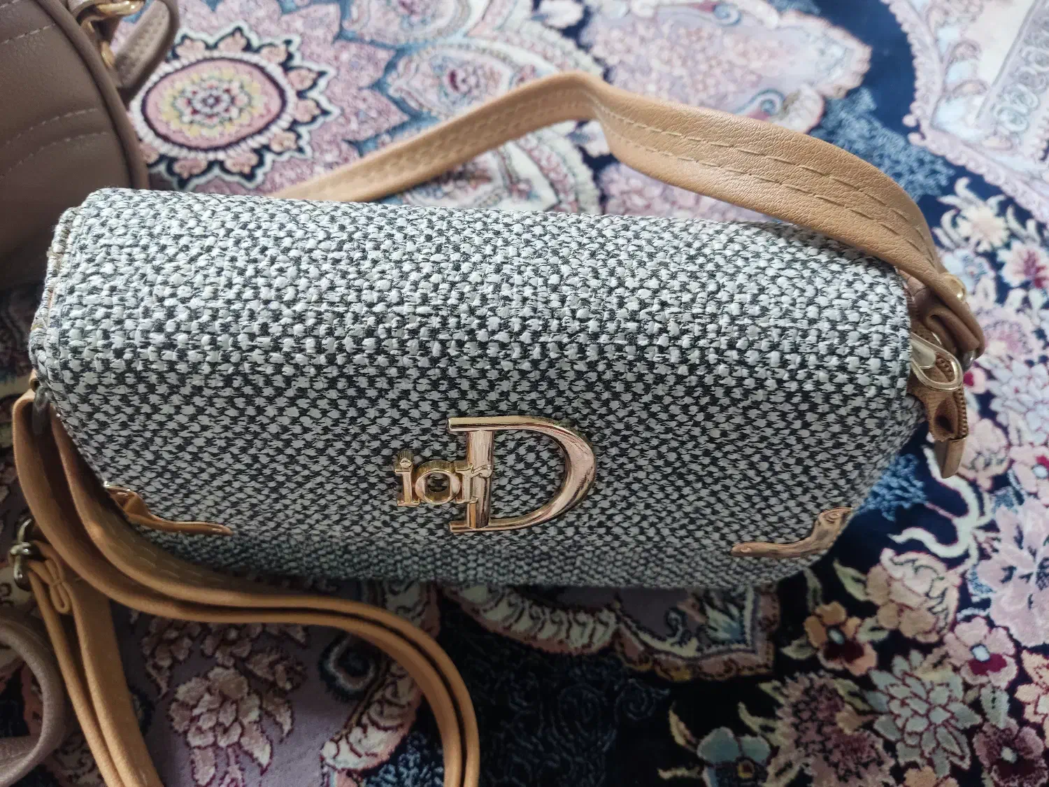 کیف|کیف، کفش، کمربند|قروه, |دیوار