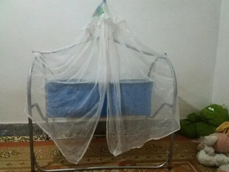 گهواره آهنی سالم تمیز|تخت و صندلی بچه|بیرجند, |دیوار