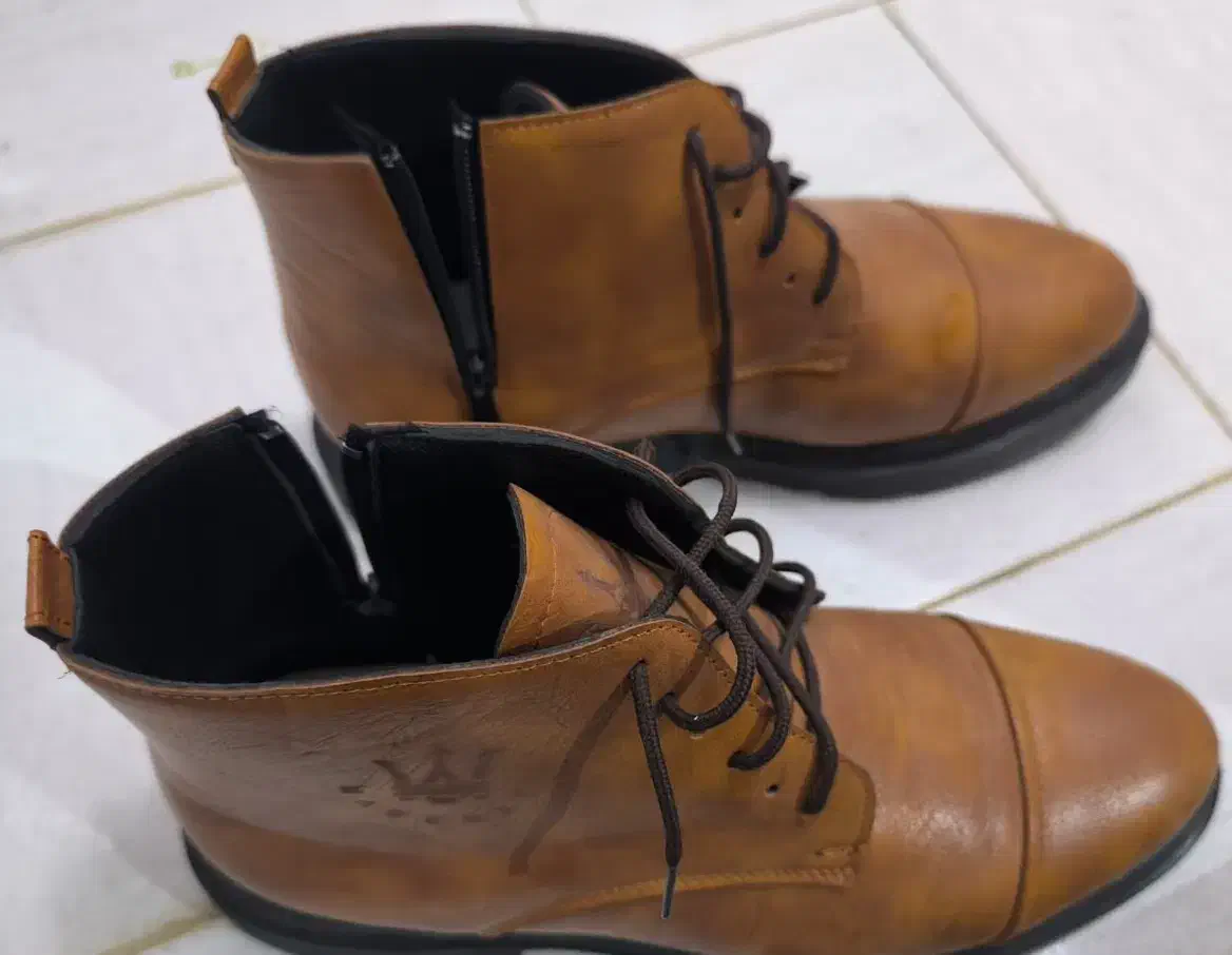 پالتو و بوت قهوه‌ای|کیف، کفش، کمربند|تاکستان, |دیوار