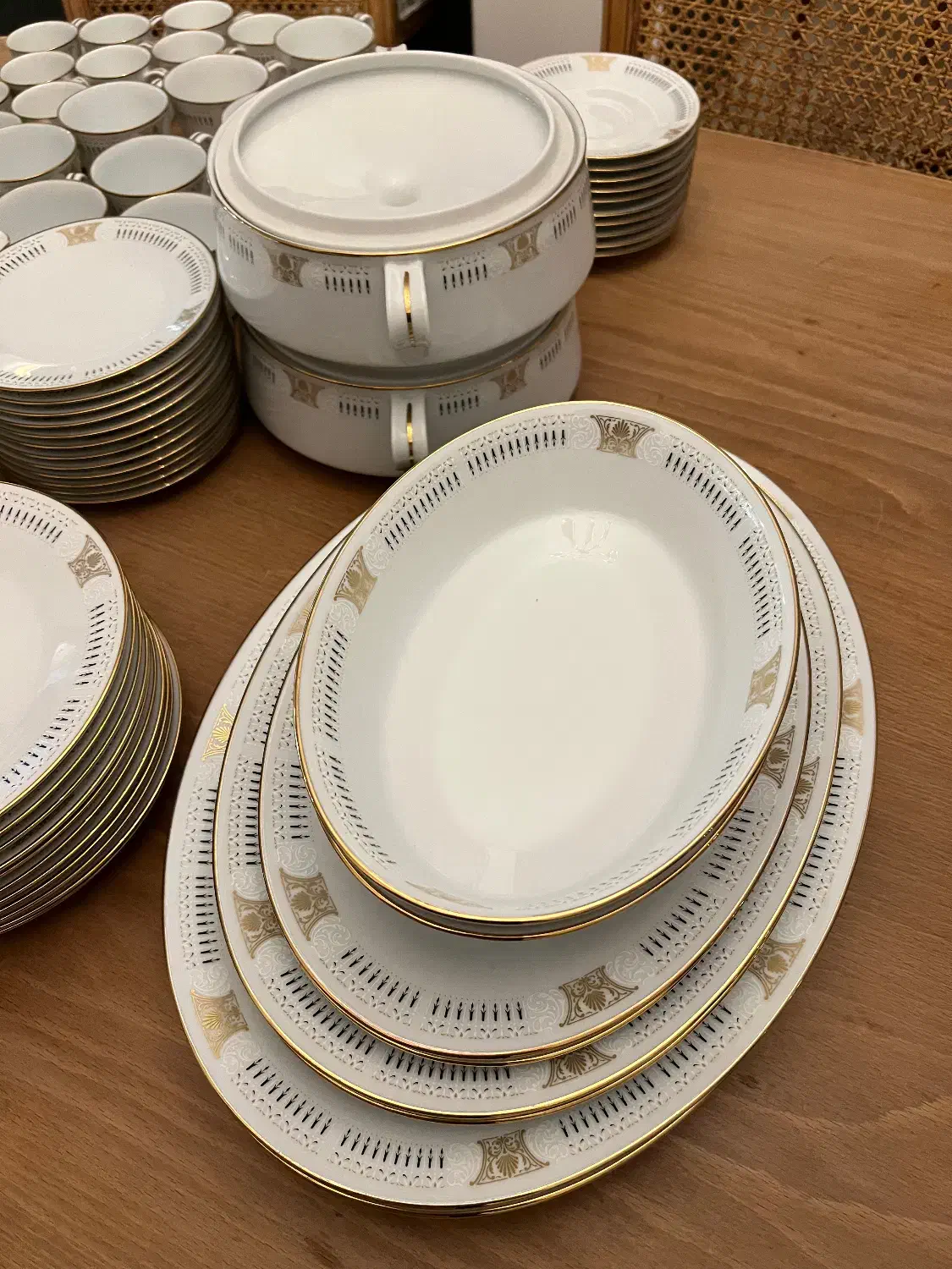 سرویس غذاخوری نوری تاکه ۵۰. ساله ۱۲ نفره|ظروف سرو و پذیرایی|تهران, امانیه|دیوار