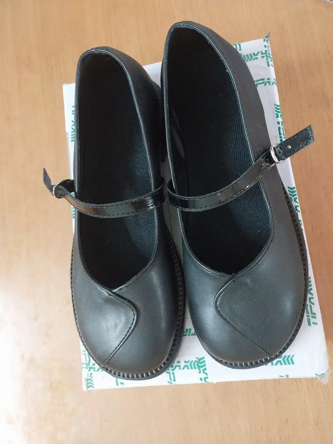 کفش|کیف، کفش، کمربند|گلبهار, شهر جدید گلبهار|دیوار