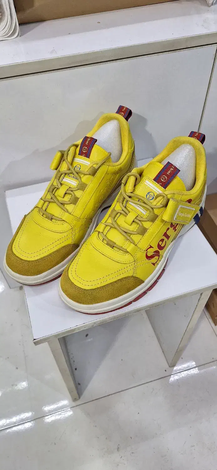 کتونی سرجیو وارداتی...در حد نو سایز ۴۲ بسیار شیک .|کیف، کفش، کمربند|رشت, منظریه|دیوار