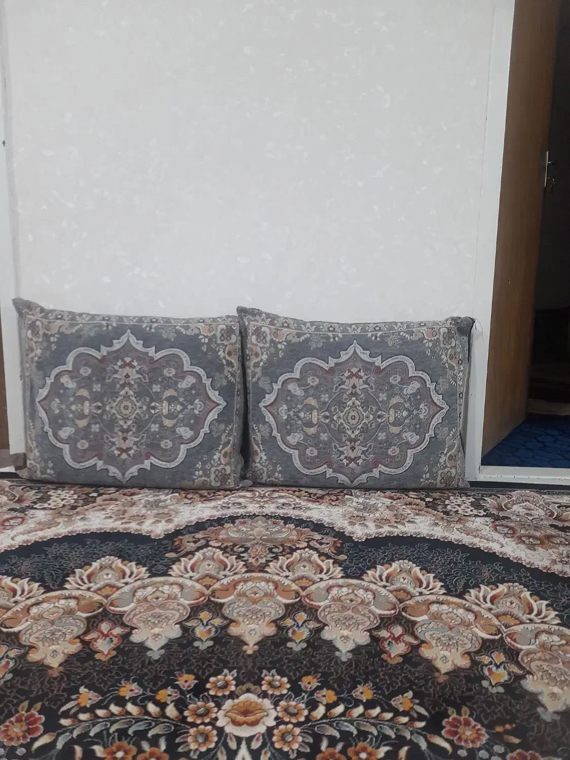 پشتی|رختخواب، بالش، پتو|سمیرم, |دیوار