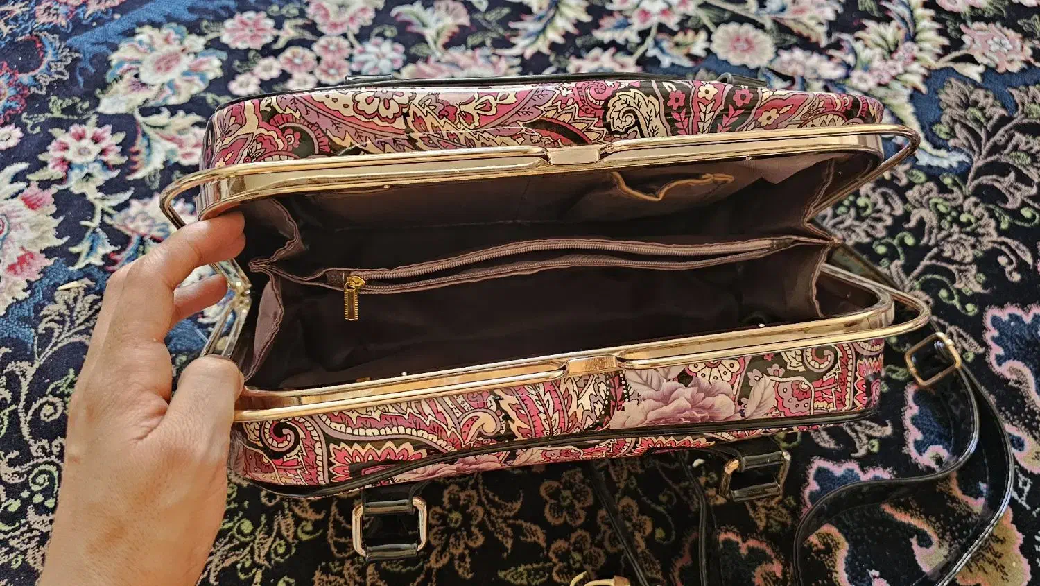 کیف زنانه|کیف، کفش، کمربند|شیراز, محراب|دیوار