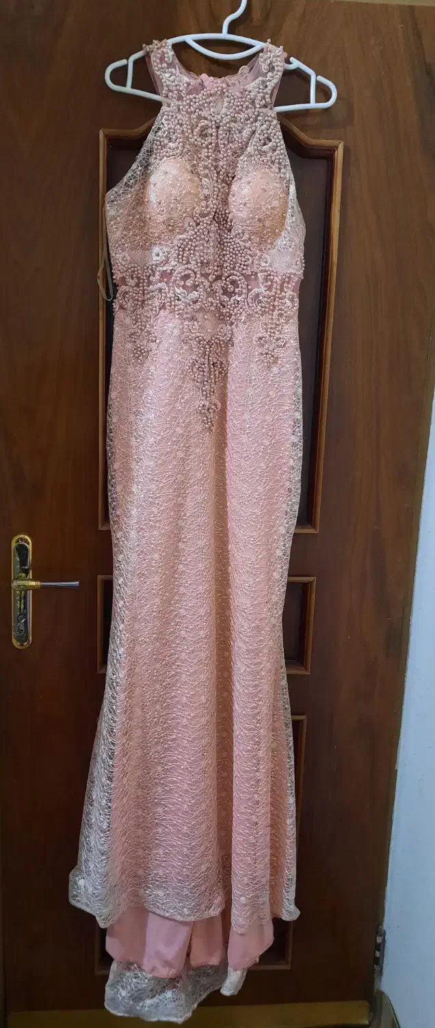 لباس مجلسی|لباس|لار, |دیوار