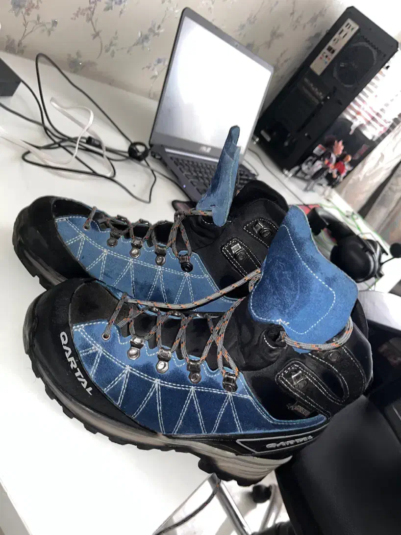 کتونی کوهنوردی اسپرت خارجی.|کیف، کفش، کمربند|اندیشه, اندیشه فاز ۳|دیوار