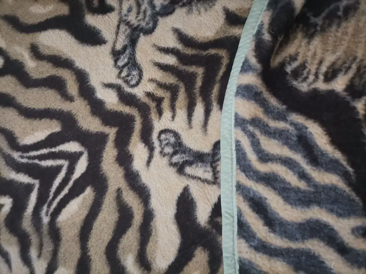 2عدد پتو نمدی ، پتو پلنگی ۱عدد لحاف بچه در حد نو|رختخواب، بالش، پتو|مشهد, نرگس (شهرک غرب)|دیوار