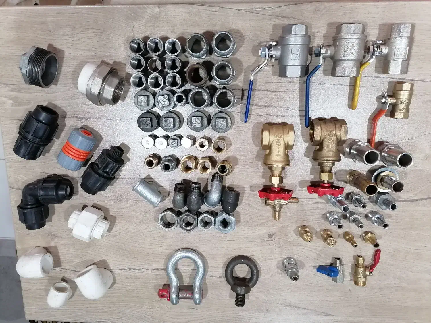 تعدادی شیرآلات گازی و آبی و دیگر لوازم لوله کشی|ابزارآلات|فردیس, نگارستان|دیوار