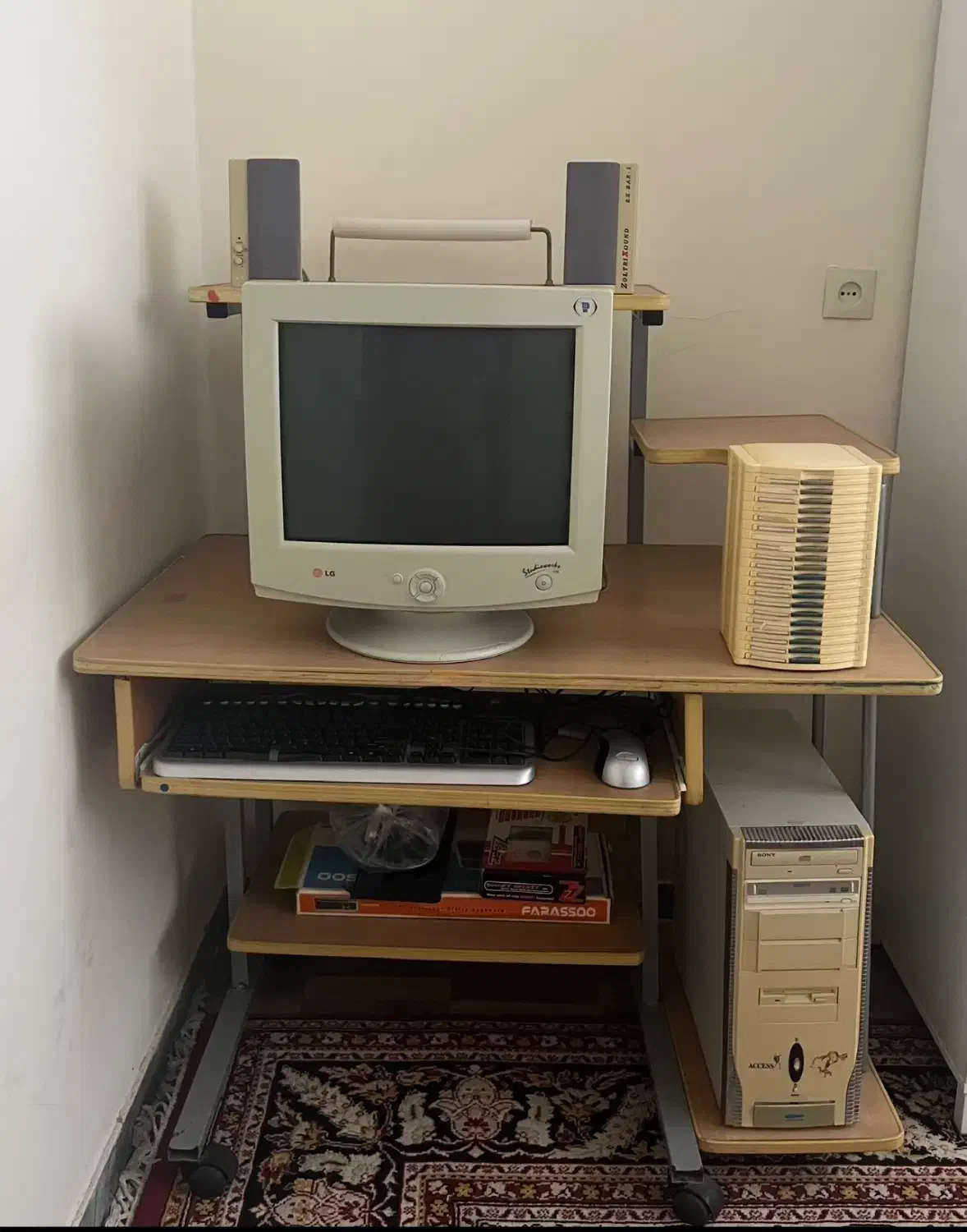 کامپیوتر به همراه میز|رایانه رومیزی|ساری, |دیوار